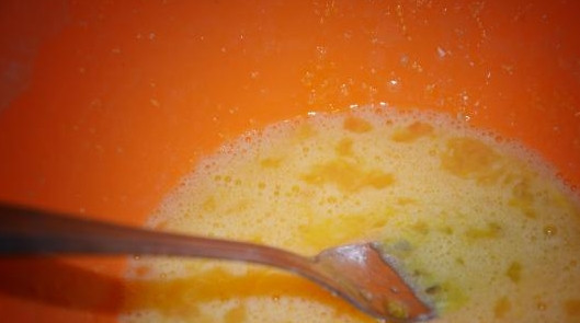 1. Этап. Печенье из ржаной муки с творогом: Яйца взбейте с сахаром. Удобно это делать венчиком или даже миксером. Нужно, чтобы сахар растворился.