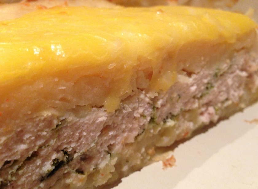 1. Этап. Картофельная запеканка с рыбным фаршем в духовке: Отправьте запеканку в духовку при температуре 200 градусов. Среднее время запекания - 40-45 минут. На последние 10 минут температуру можно увеличить до 220 градусов, чтобы корочка стала хрустящей.