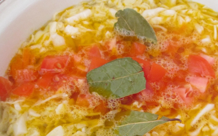 1. Этап. Борщ с тушенкой и помидорами: 3. Когда капуста станет мягкой, добавим к ней картофель, тушенку и помидорную заправку. Варим дальше, до готовности картофеля.