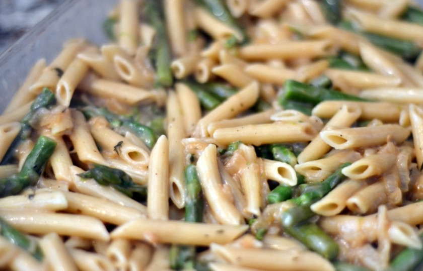 1. Этап. Макароны по-французски: 2. Отдельно отварим до состояния полуготовности макароны и спаржу. Я их готовлю вместе сразу в готовом бульоне, а потом вместе с остатками бульона перекладываю в форму для выпечки. Если же любите все делать по правилам, отдельно отварите спаржу, отдельно — макароны, а потом уже в форме для выпечки залейте всё бульоном.