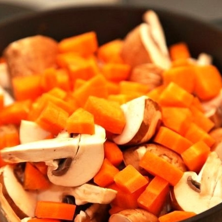 1. Этап. Жаркое из конины: Туда же добавляем грибы и морковь, нарезанные небольшими кусочками.