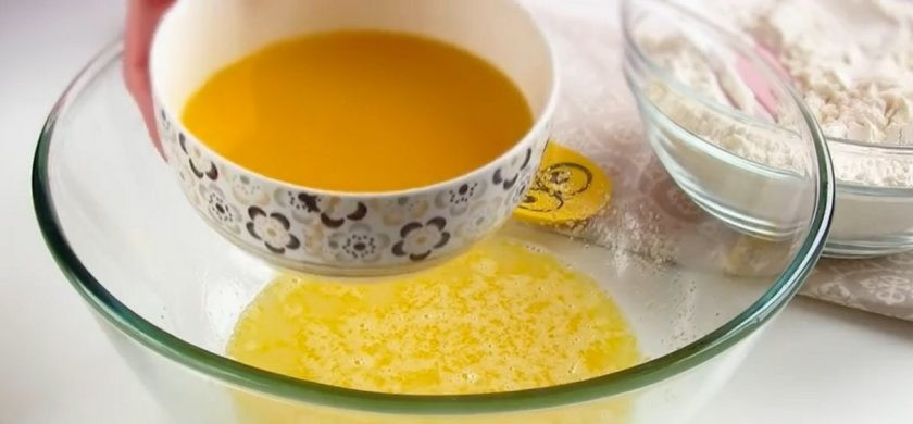 1. Этап. Пирог-торт Жербо: 1. Просеянную муку смешайте с дрожжами и разрыхлителем. Теплое молоко перемешайте с сахаром и яйцом. Маргарин или сливочное масло растопите в микроволновке, дайте слегка остыть.