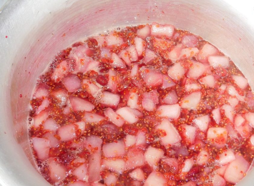 1. Этап. Варенье из дыни с малиной: Доведите дыню и малину до кипения, проварите минут 5 и выключите. Остудите. Повторите процесс еще 2 раза.