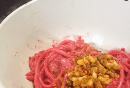 1. Этап. Свекольная паста с кедровыми орехами: Добавить крем фреш, лимонный сок и соль. Перемешать, откорректировать на соль. Пасту со свеклой разложить по тарелкам, посыпать пангрататтой и козьим сыром (если используйте). Можно подавать. Приятного аппетита.