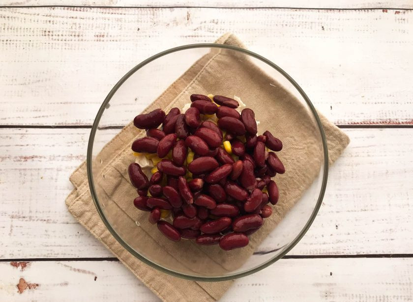 1. Этап. Салат Браво: Возьмите красную фасоль, слейте с нее жидкость и выложите в тарелку.