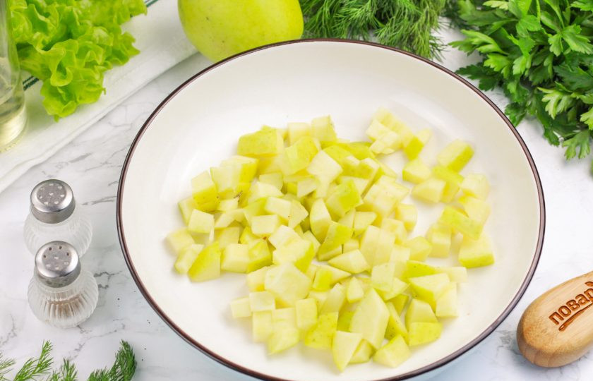 1. Этап. Салат с авокадо и тунцом и яблоком: Яблоко промойте в воде и разрежьте на четыре части. Вырежьте семенные блоки и нарежьте мелкими или средними кубиками.