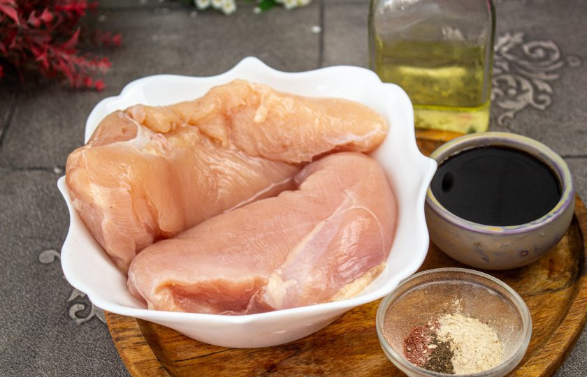 1. Этап. Филе куриное в соевом соусе на сковороде: Подготовьте все необходимые продукты. Куриное филе предварительно разморозьте, промойте и обсушите.