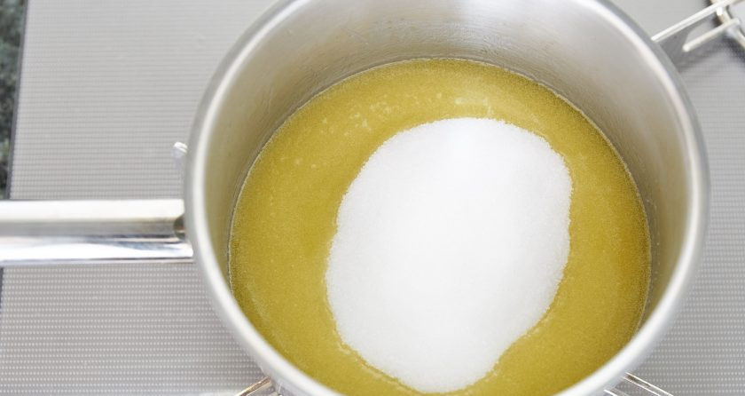 1. Этап. Десерт с миндалем: 3. Насыпьте сахар в центр кастрюли, накройте крышкой и варите, не помешивая, до полного растворения сахара.