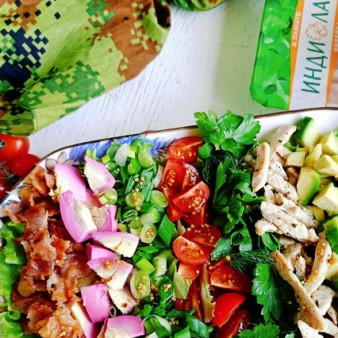 Салат Кобб с индейкой и шампиньонами