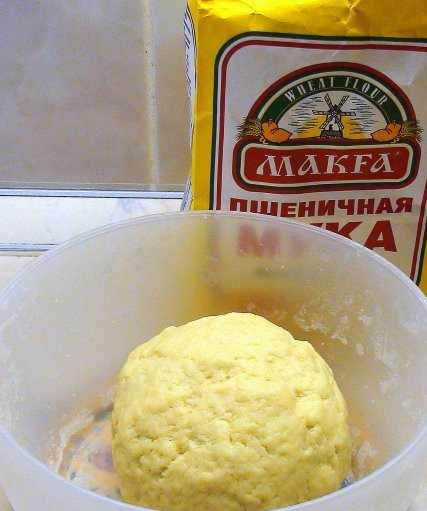 1. Этап. Пирог с почками: 3. Тем временем займемся тестом. Смешаем на растопленном сливочном масле муку, соль и сметану. Затем добавим яйца, и замесим эластичное тесто. Прячем пока в холодильник.