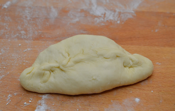 1. Этап. Пирожки с рыбой: 11. Затем размять каждый кусочек руками и сделать круглую лепешку. Положить в середину начинку и аккуратно залепить края.