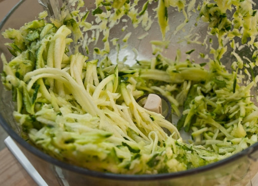 1. Этап. Драники с сыром и зеленым луком: 1. Вымойте кабачки, затем натрите на крупной терке. Нарежьте мелко зеленый лук и укроп.