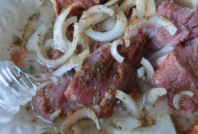 1. Этап. Шашлык из телятины диетический: Лук очищаем от шелухи и режем полукольцами. Бросаем его к телятине. Сыпем соль и специи от души: я выбрала базилик, зиру, кориандр и два вида перца. После заливаем наш шашлычок минералочкой и убираем в холодильник.