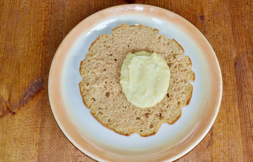 1. Этап. Торт с корицей: Перемажьте кремом. Не жалейте крема, тогда тортик будет нежнее.