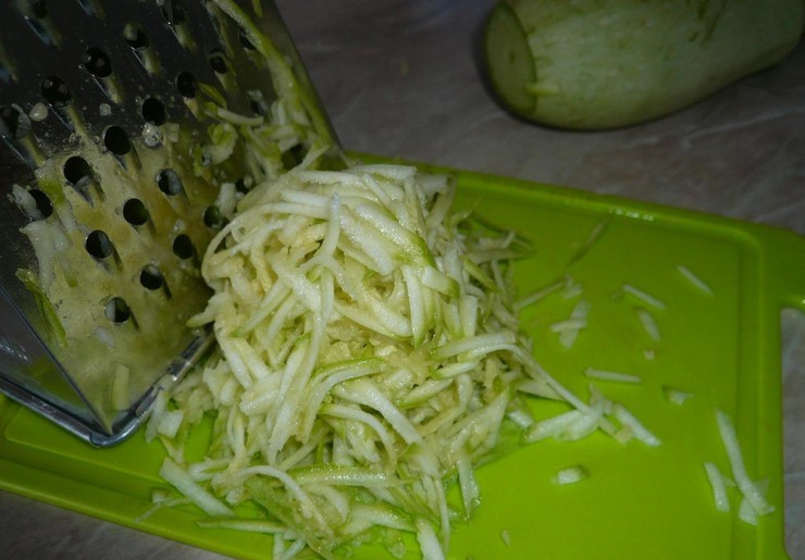 1. Этап. Кабачки, тушенные с курицей: Кабачок хорошо помойте. Удалите из него плодоножку и семечки. Натрите овощ на крупной тёрке.