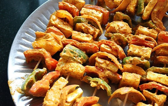 1. Этап. Закуска для пикника на природе: 10. Использую длинные деревянные шпажки, нанизываю овощи и сыр, как шашлыки.