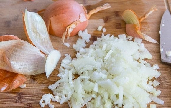 1. Этап. Суп-лазанья: 1. Нарежьте мелкими кубиками лук.