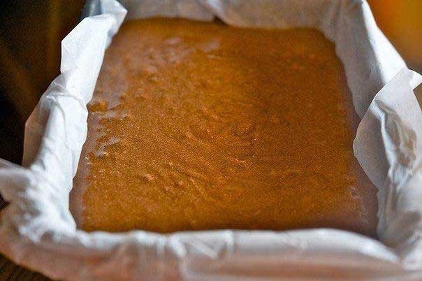 1. Stage. Chocolate cake: Put the resulting mass into a mold covered with baking paper.