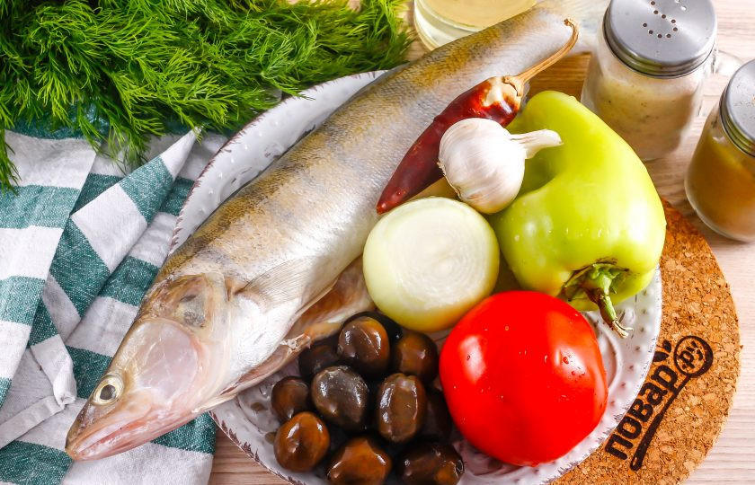 1. Этап. Рыба по-турецки: Подготовьте указанные ингредиенты. Рыбу очистите от чешуи, выпотрошите, удалите жабры и промойте.