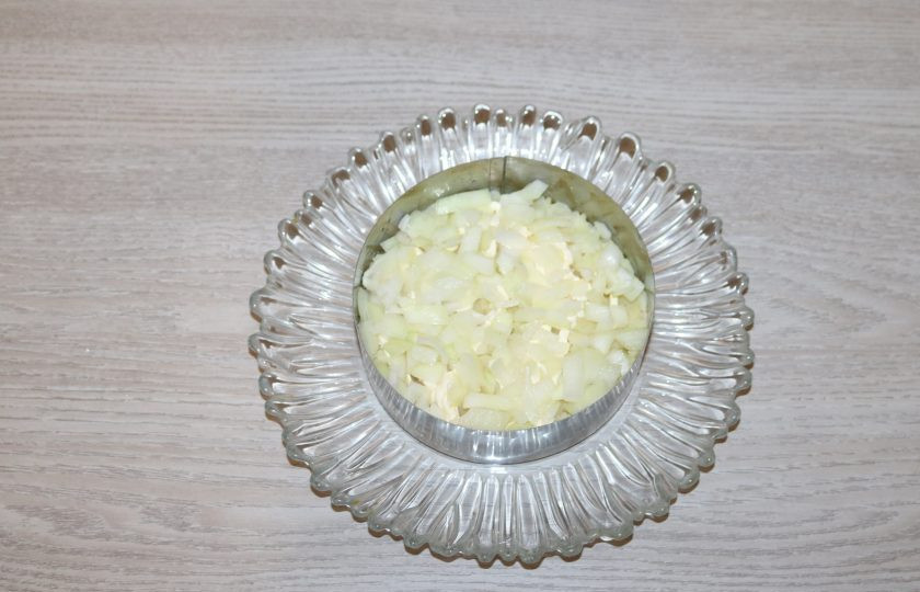1. Этап. Салат Графский: С лука слейте жидкость. Выложите на картофель.