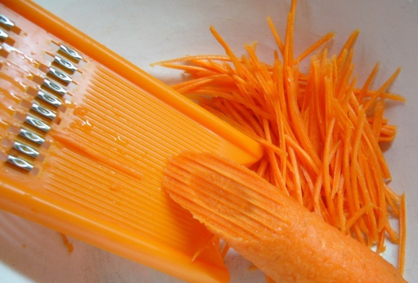 1. Этап. Бешбармак из сельди: Морковь натрите на терке для корейской морковки.