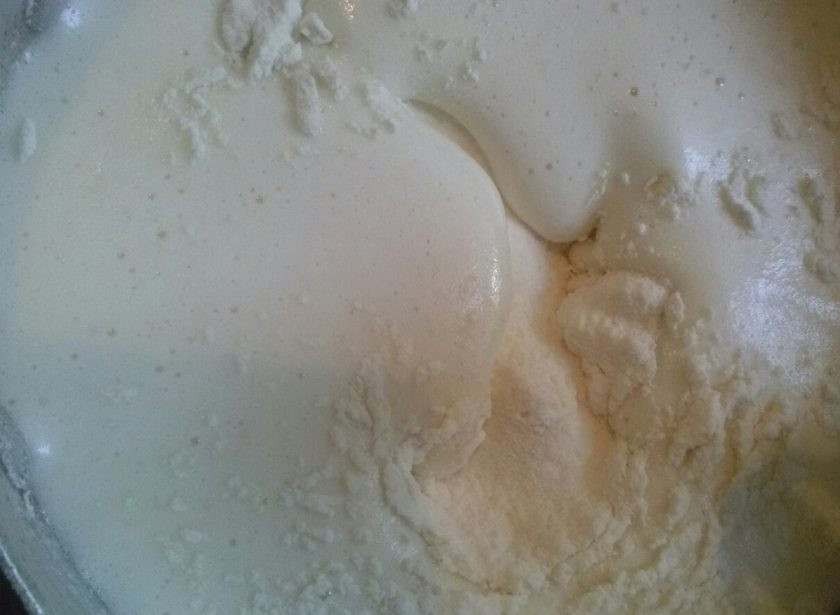 1. Этап. Большой бисквитный торт с безе: 1. количество ингредиентов для этого торта хватит, чтобы приготовить большой праздничный десерт на большую семью. Итак, сразу готовим бисквит. Рецепт простейший: взбиваем 5 яиц со стаканом сахара, разрыхлителем и стаканом муки. Яйца я не отделяю, получается и так прекрасный пышный бисквитю