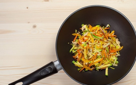 1. Этап. Лапша вок с креветками: 6. На отдельной сковороде разогрейте немного масла. Выложите имбирь с чесноком, обжарьте с минуту, после выложите морковь, перец, грибы и кабачок. Жарьте еще 1-2 минуты, постоянно помешивая. Овощи не должны подгореть!