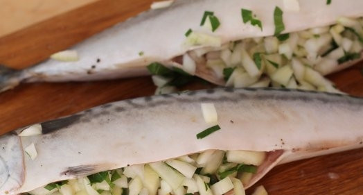 1. Этап. Скумбрия в духовке в фольге: Смешав нарезанные ингредиенты, выложите их в брюшко.