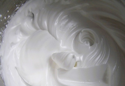 1. Этап. Фисташковое пирожное с брусничным семифреддо: Снимите с огня и взбейте белки до плотной пены.