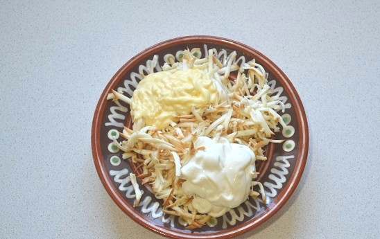 1. Этап. Картофель в заливке: 4. Добавьте сметану и майонез.