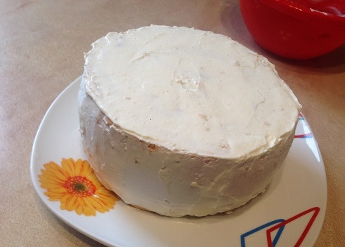 1. Этап. Торт из яблочного рулета: 13. Слегка прижмем торт, придавая ему правильную круглую форму, переносим на блюдо и обмазываем со всех сторон оставшимся кремом.