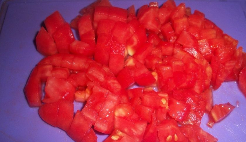 1. Этап. Рецепт кускуса по-арабски: Помидоры ошпарьте кипятком и очистите от кожицы. Затем плоды нарежьте маленькими кубиками.