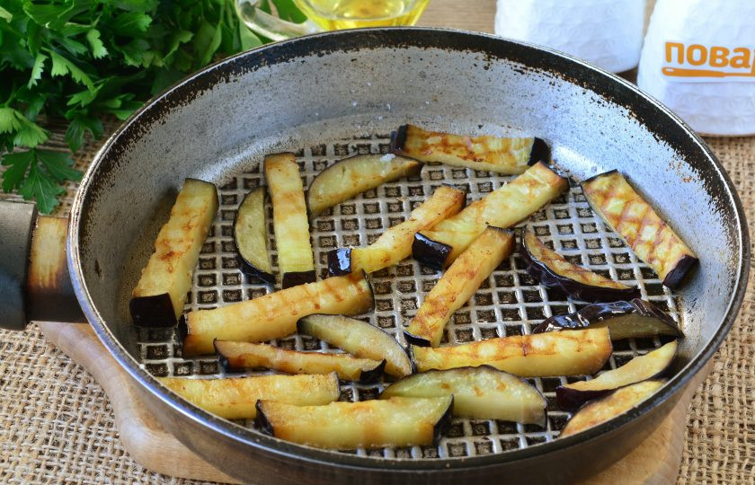 1. Этап. Салат из свеклы и баклажанов: Налейте немного масла в сковороду, разогрейте на среднем огне, всыпьте баклажаны и обжаривайте 4-5 минут, помешивая. Посолите, поперчите по вкусу.