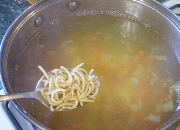 1. Этап. Простой и быстрый суп: 7. Бросьте вермишель. Варите 5 минут.