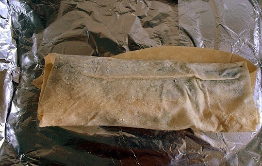 1. Этап. Рыба в лаваше с тархуном: Выложите начиненную рыбку на лаваш и заверните конвертом.