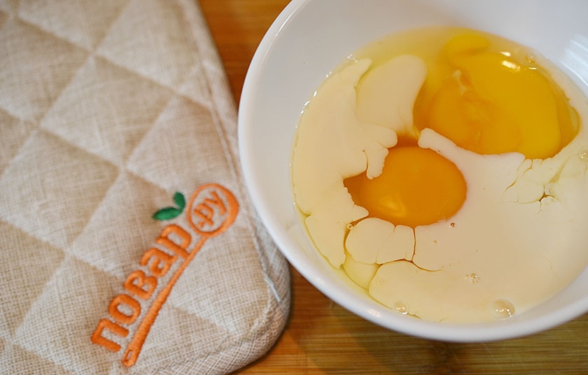 1. Этап. Карамельно-яблочный пудинг: Смешайте яйца, желток, сахар и молоко. Взбейте.