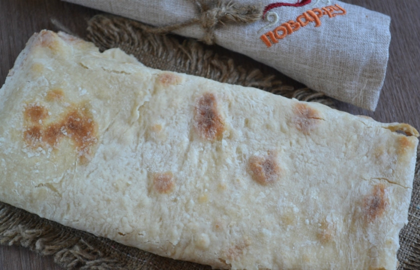 1. Этап. Армянский лаваш: Запекайте лаваш в разогретой до 250-300 градусов духовке 12-15 минут. Затем выньте его из духовки, сверху накройте чистым влажным полотенцем, и оставьте на 10 минут. Готово! Мягкий и очень вкусный лаваш готов к подаче к столу или приготовлению закусок!