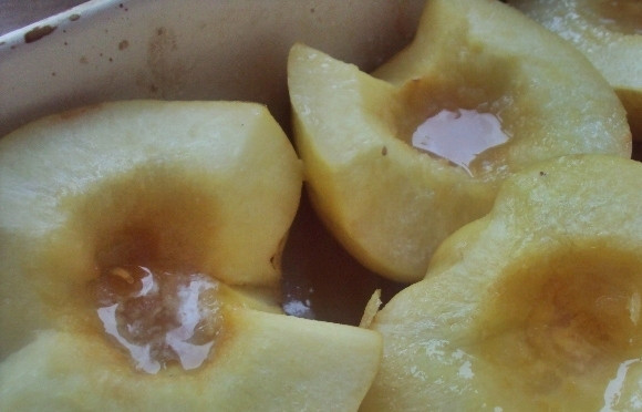 1. Этап. Айва в духовке: Запекайте айву в духовке в течение 20 минут при 200 градусах. Приятного чаепития!