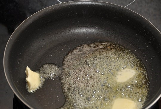 1. Этап. Макароны с кальмарами: 1. Для начала необходимо отправить на сковороду сливочное масло и растопить его на медленном огне. Масло не должно гореть.