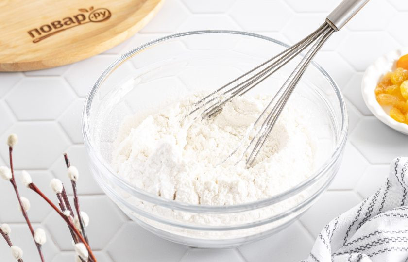 1. Этап. Кулич из рисовой муки: Добавьте соль и разрыхлитель. Все перемешайте.