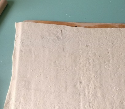 1. Этап. Кулебяка с рисом, луком, яйцами, рыбой: Поднявшееся тесто раскатать на большой доске в прямоугольный пласт нужного вам размера, толщиной 5мм. Не забудьте оставить немного теста на украшение пирога.