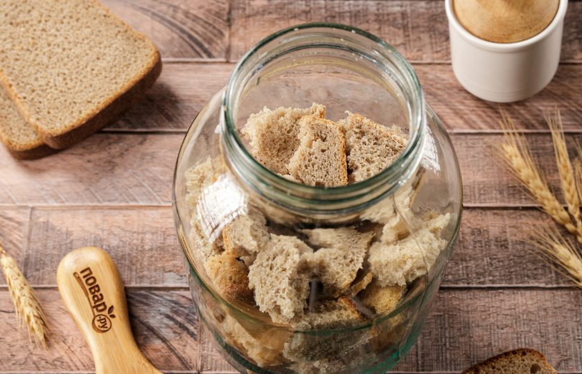 1. Этап. Квас Натуральный: Наполните хлебом банку, где будет квас, чтобы дно банки было заполнено на 5-7 см.