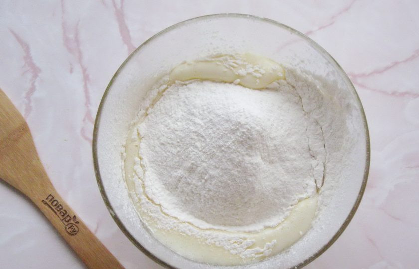 1. Этап. Пирог с ягодами и кремом: Добавьте соду, разрыхлитель, соль и просеянную муку.