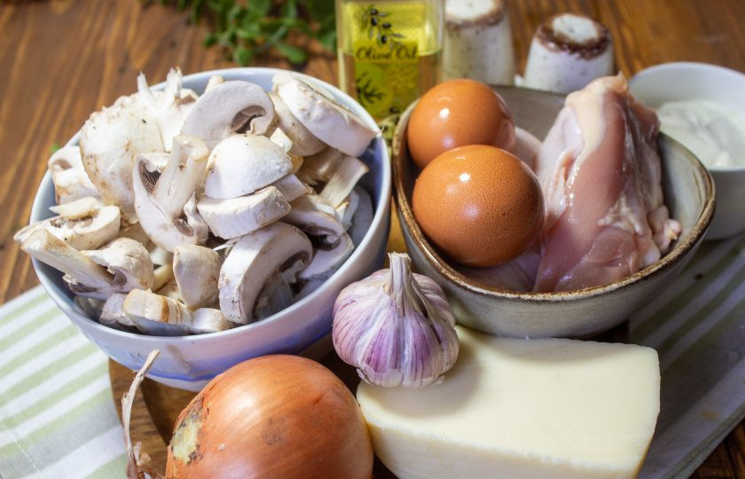 1. Этап. Салат с курицей, грибами и грецким орехом: Подготовьте необходимые продукты для приготовления салата.