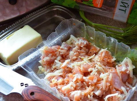 1. Этап. Картофельные лодочки с индейкой и сулугуни: Смешать мясо и сыр, при желании добавить специи на свой вкус.