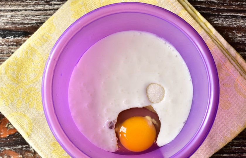 1. Этап. Заварные блины на кефире и молоке: Влейте кефир.