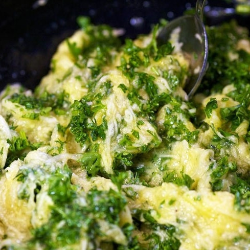 1. Этап. Кабачковые оладьи с козьим сыром: Тщательно перемешиваем.