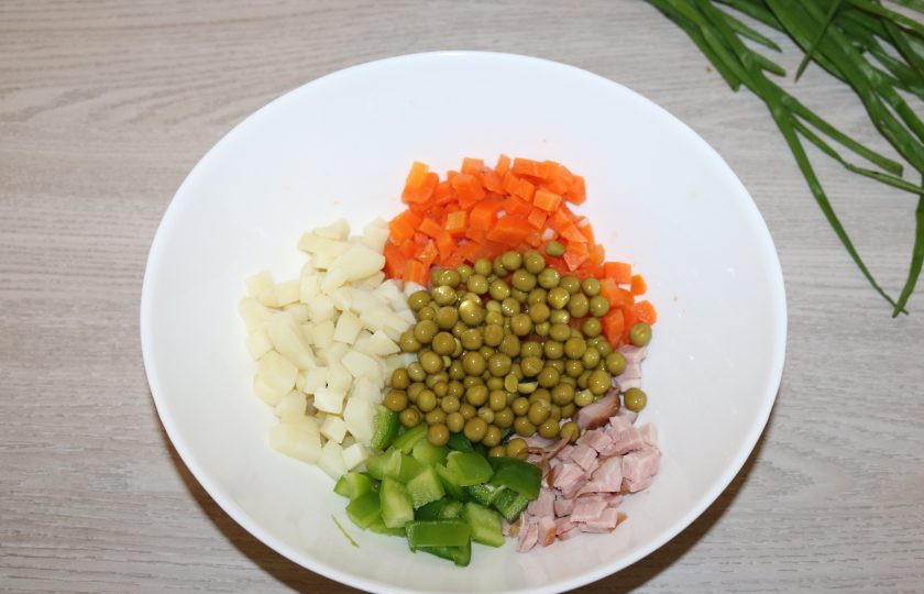 1. Этап. Салат Киевский: Соедените всё в салатнике.