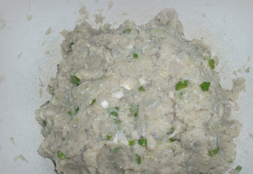 1. Этап. Диетические рыбные котлеты: 1. Диетические рыбные котлеты в домашних условиях лучше готовить из самодельного фарша. Для этого необходимо очистить рыбу, хорошо промыть и пропустить через мясорубку. Лучше сделать это два раза. Отдельно прокрутить на мясорубке (или потереть на терке) небольшой кабачок. Хорошо отжать сок и добавить в фарш. Зеленый лук измельчить и добавить к рыбе. Такие котлеты можно не солить, но по желанию можно слегка добавить соль.