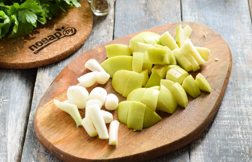 1. Этап. Кетчуп Краснодарский: Яблоки очистите и нарежьте дольками. Очистите лук и нарежьте небольшими кусочками.